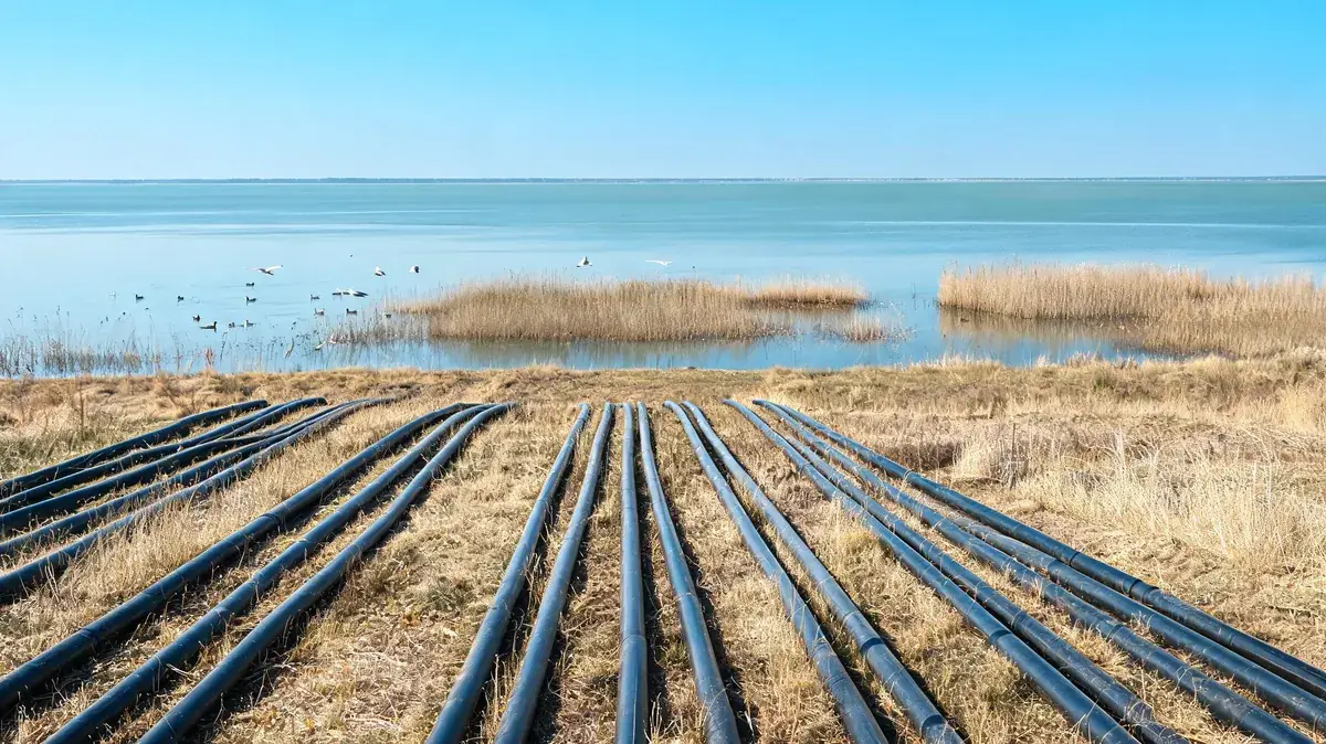 Трубы для водоснабжения на берегу лимана в Приморско-Ахтарске
